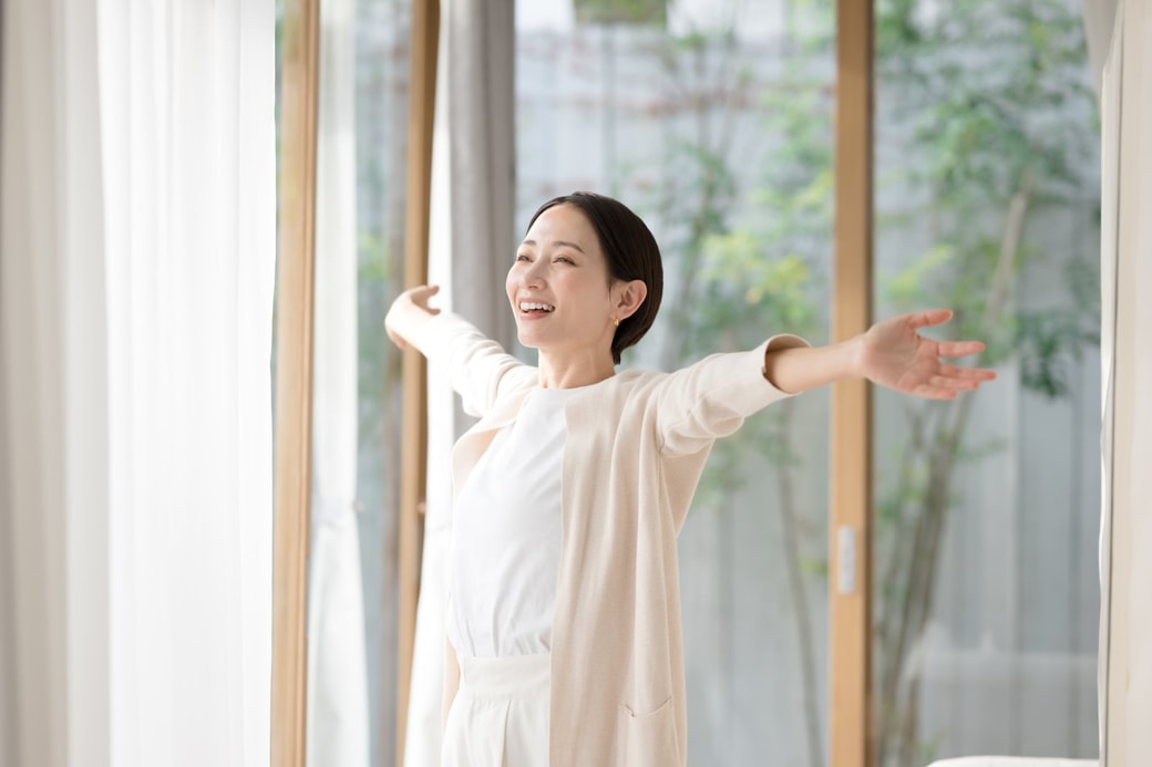 深呼吸する女性