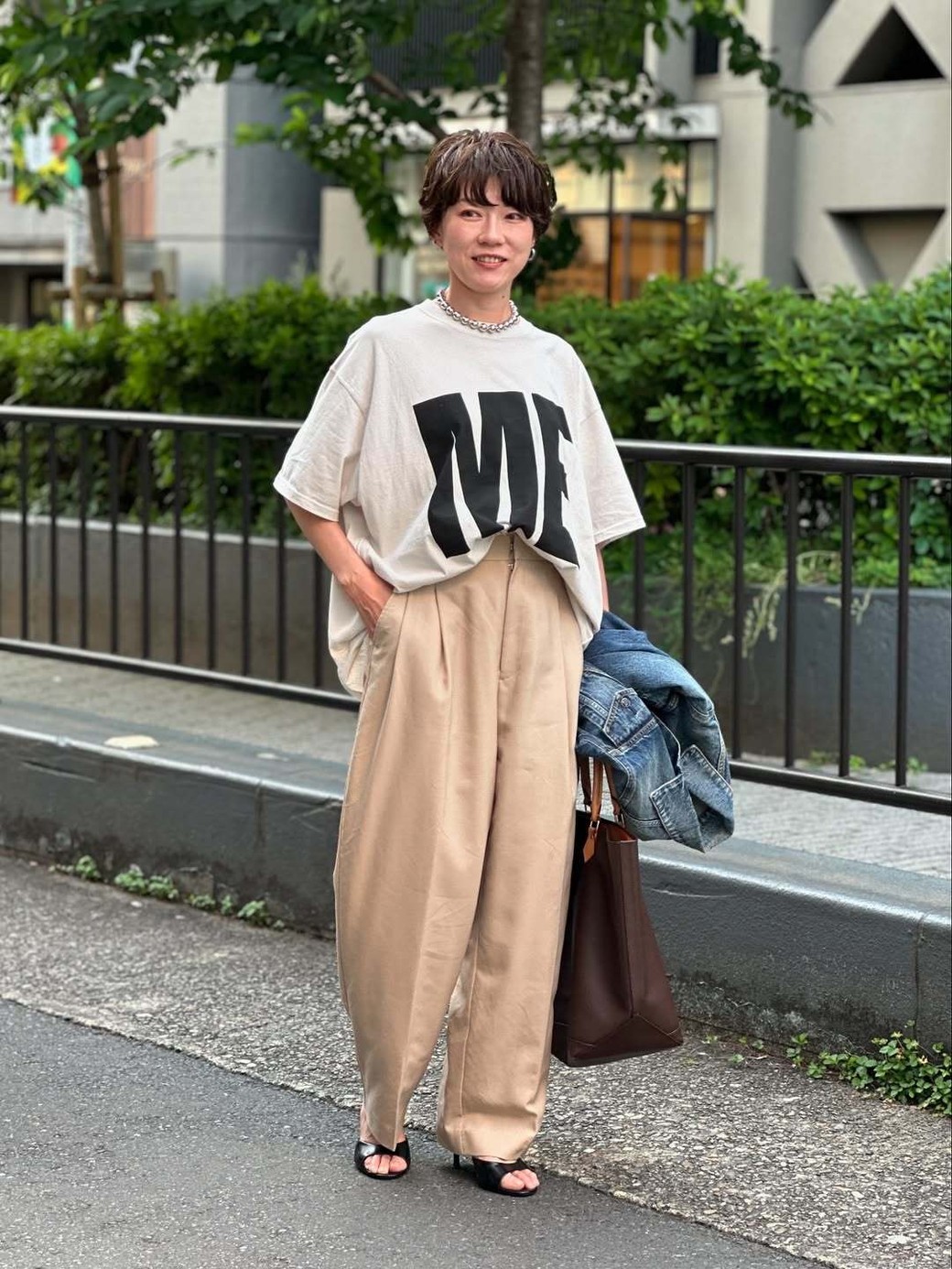 ビッグロゴで主張しつつ、ほかはシンプルにまとめて洗練された印象に。