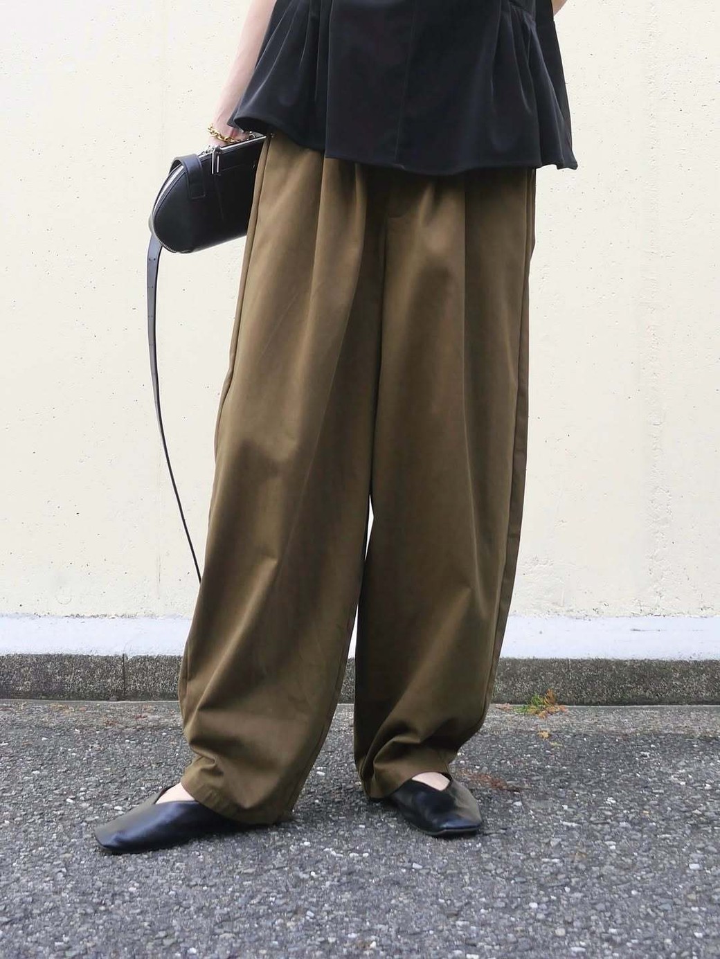 足元をレザー調に変えるだけで、シックな秋らしい装いに。