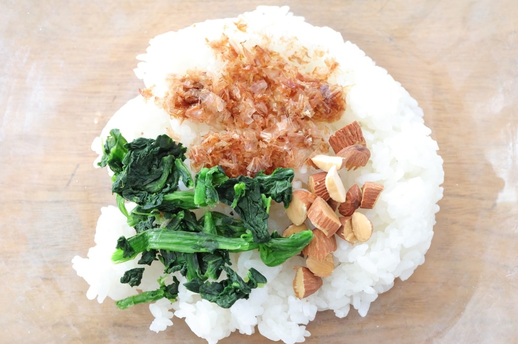 「ほうれん草とアーモンドのおかかおにぎり」