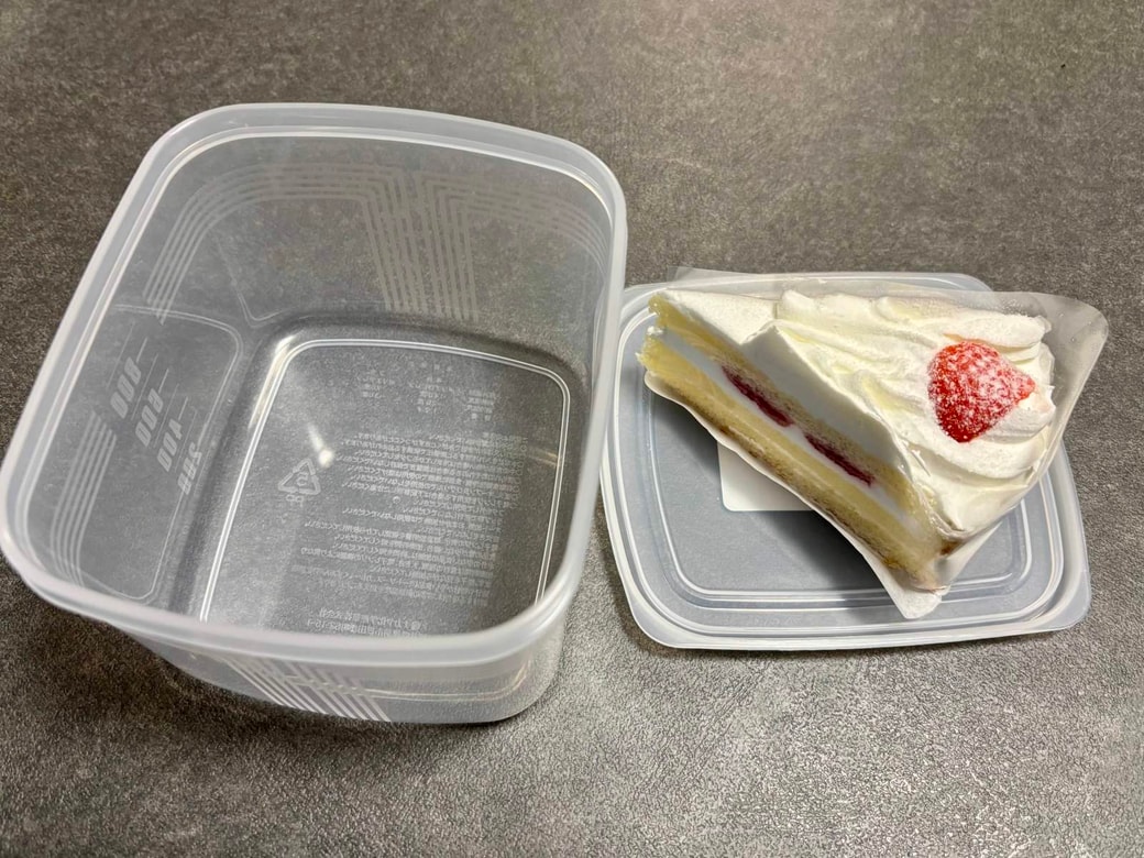 ケーキを蓋に乗せる