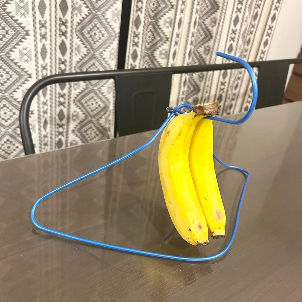 バナナをハンガーバナナスタンドにかけているところ