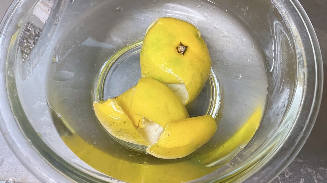 みかんの皮を洗っている様子