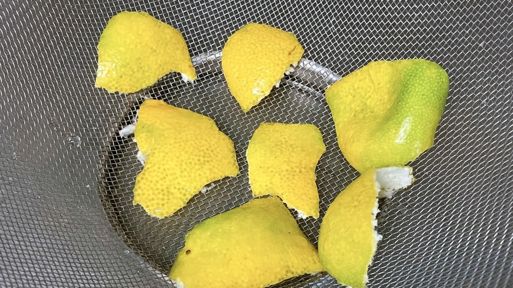 ザルに並べたみかんの皮
