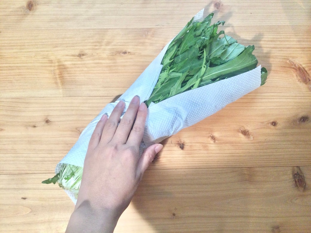 キッチンペーパーで野菜を包む
