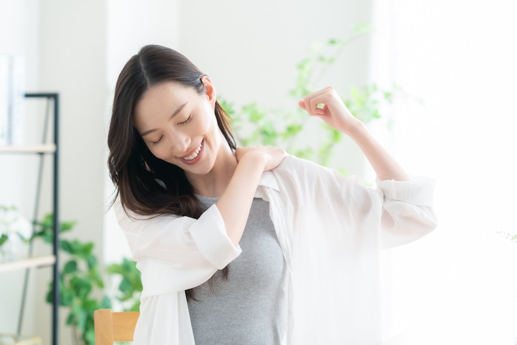 リビングでくつろぐ若い女性 