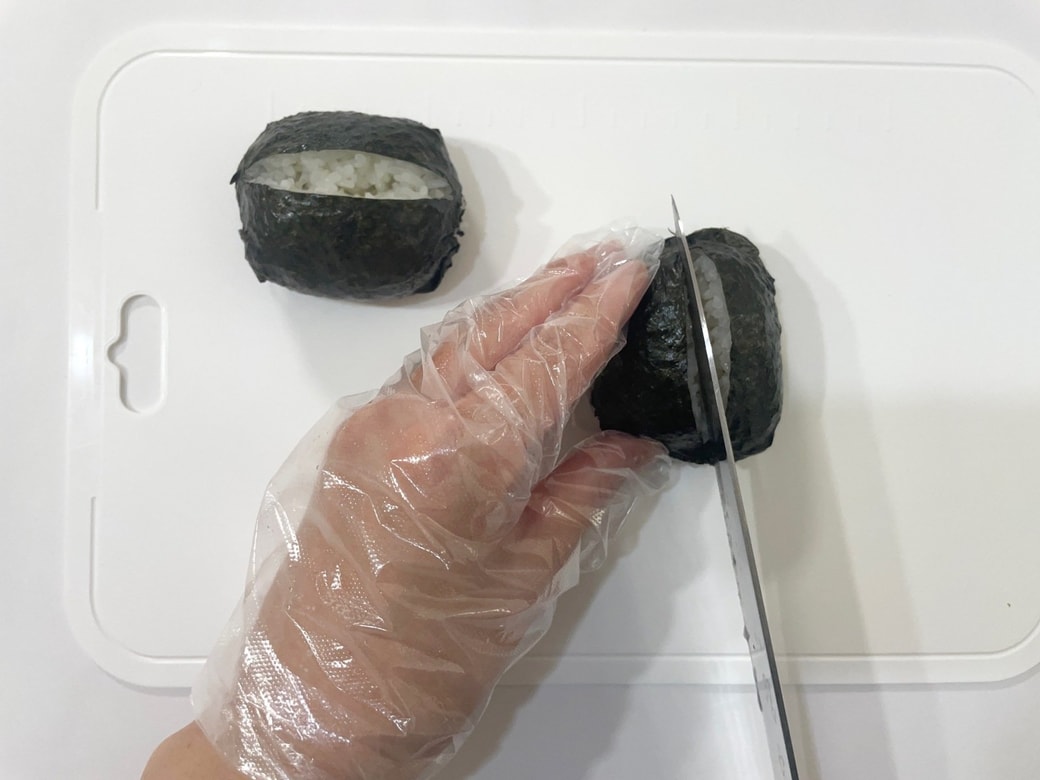 包丁で切れ目を入れる