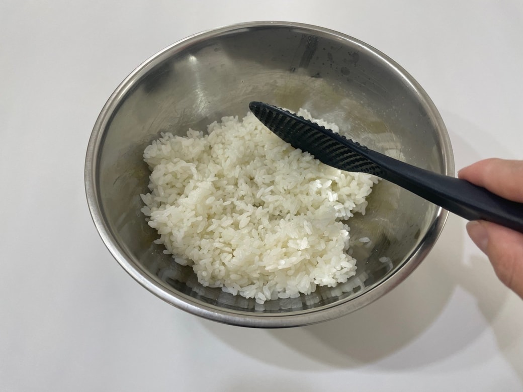 温かいご飯に塩をかけて混ぜる