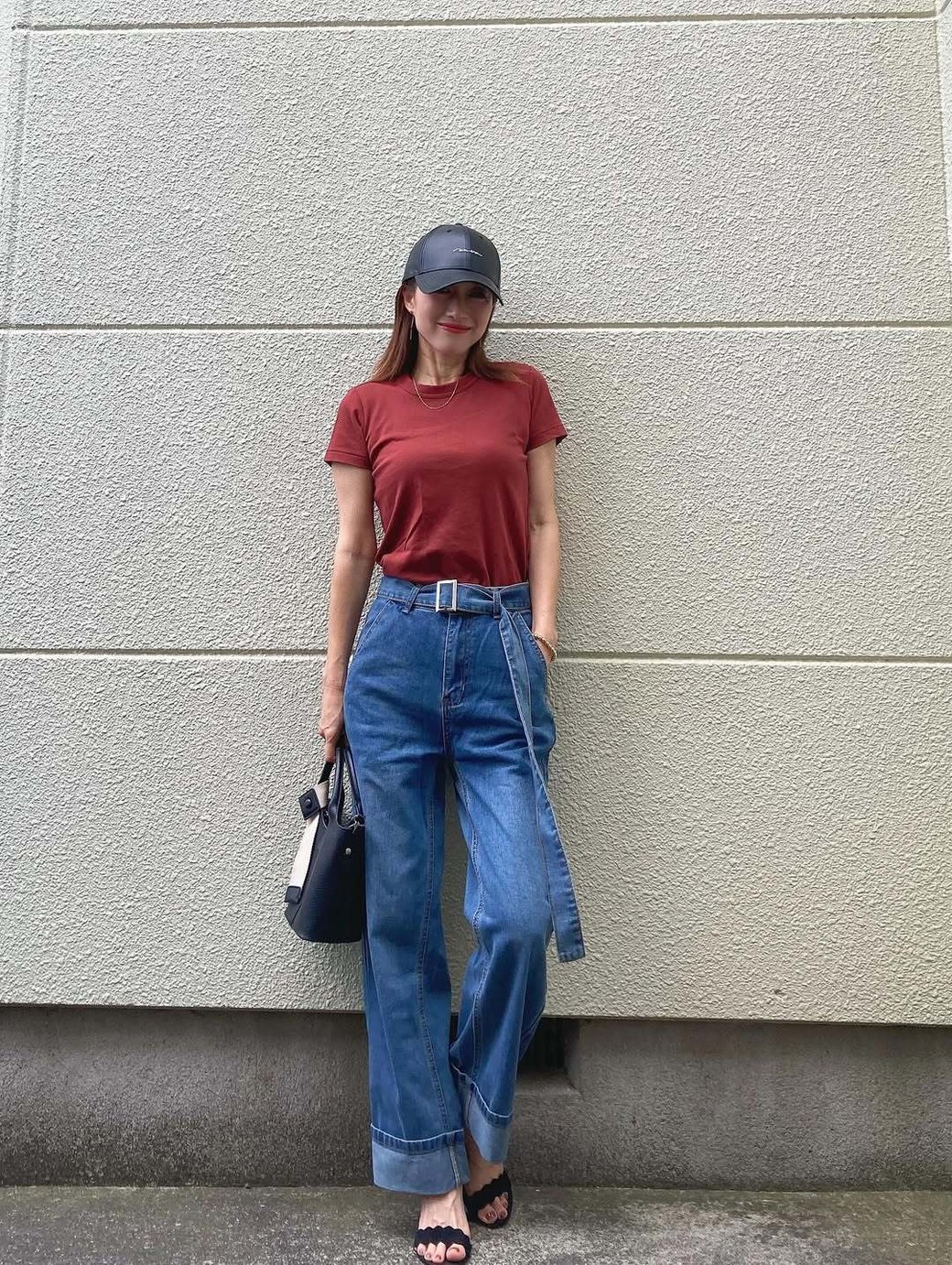 深めの赤のTシャツはデニムとの相性◎。
