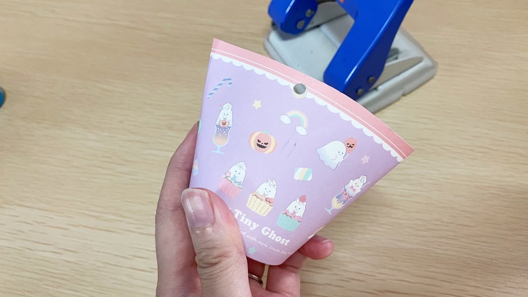 穴をあけた紙コップ