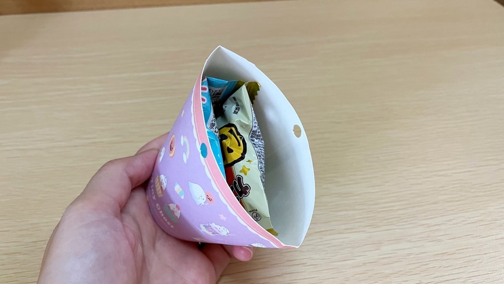 お菓子をいれた紙コップ