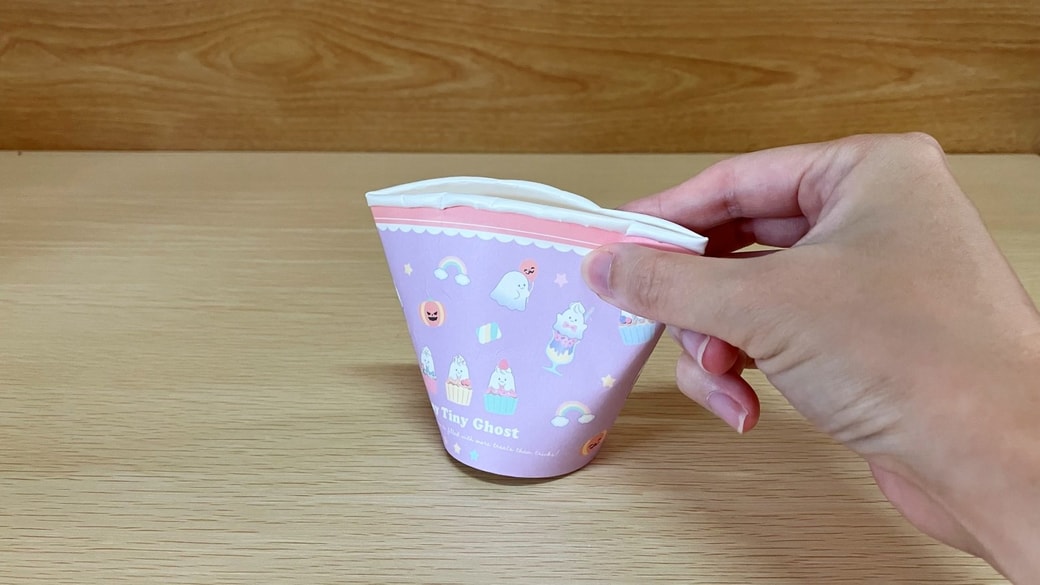 紙コップをつぶした様子