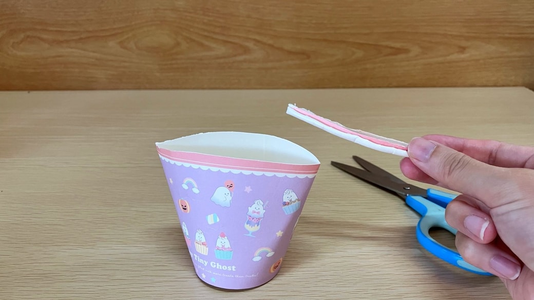 紙コップの飲み口をカット