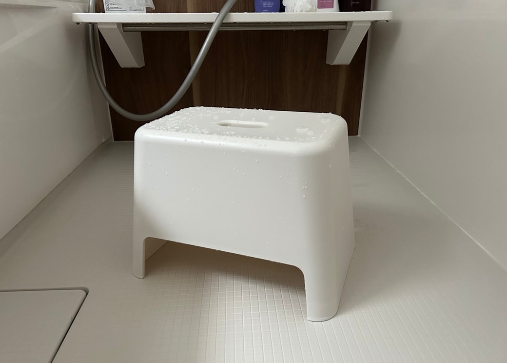 床に置かれたままの風呂いす