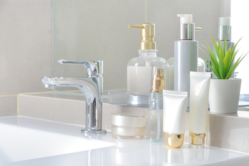 洗面台に置かれた化粧品