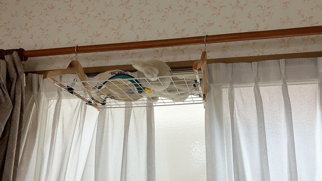 ぬいぐるみなどを干したワイヤーラック
