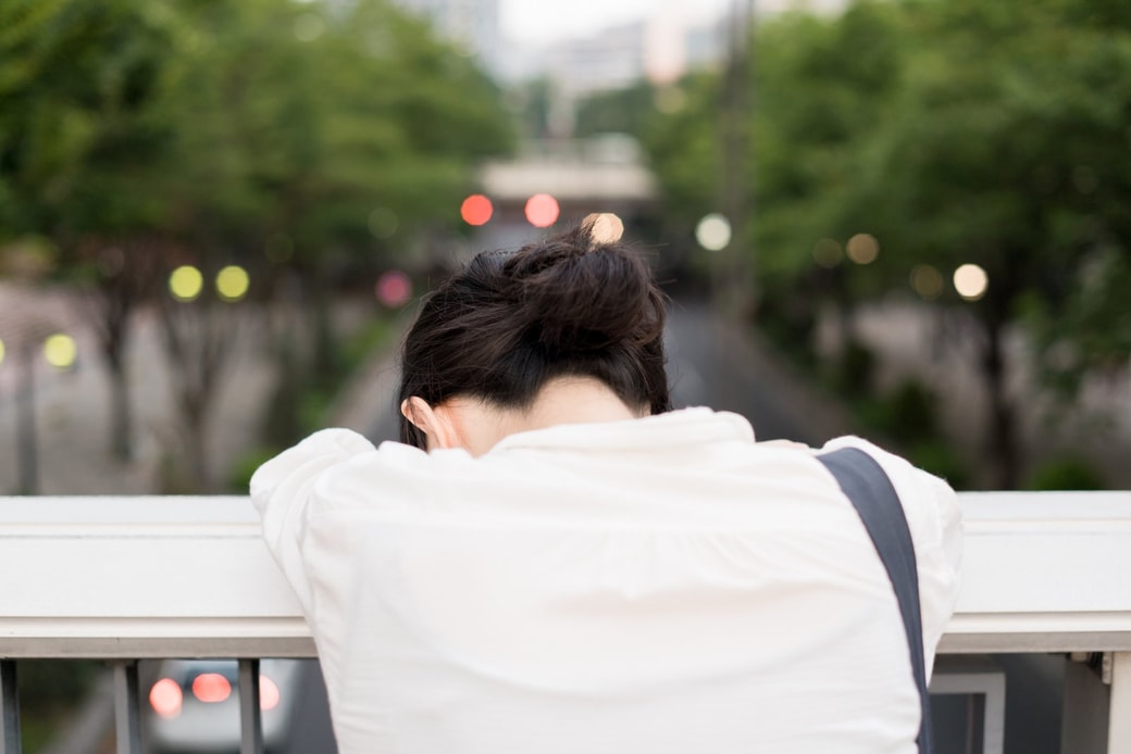 落ち込む人
