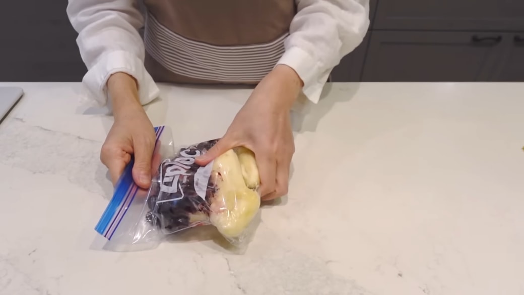 ブルーベリーとバナナを潰す人