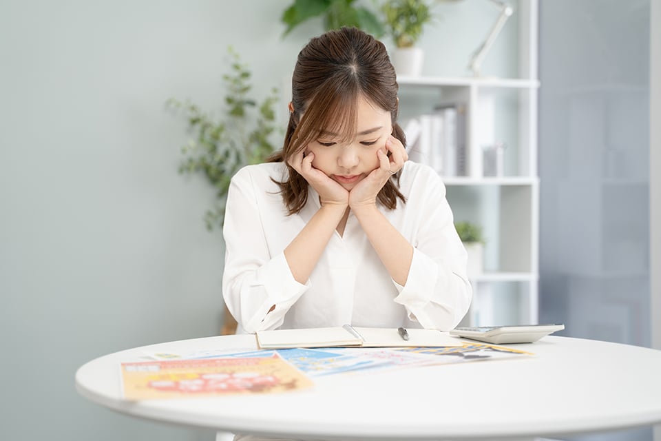 扶養で悩む女性
