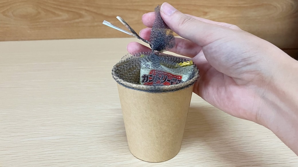 水切りネットの口をビニールタイでとめる