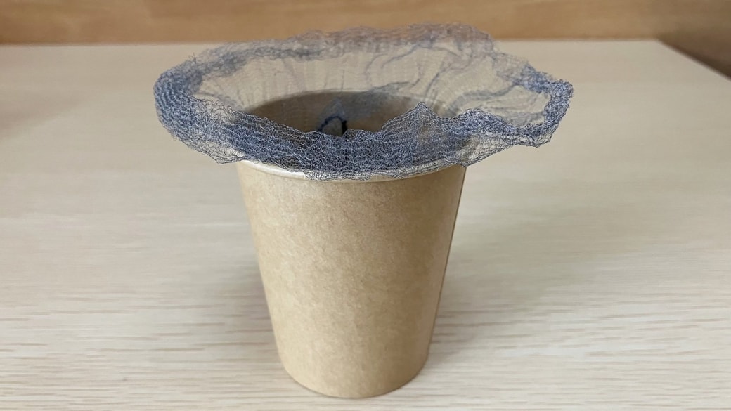 紙コップにセットした水切りネット