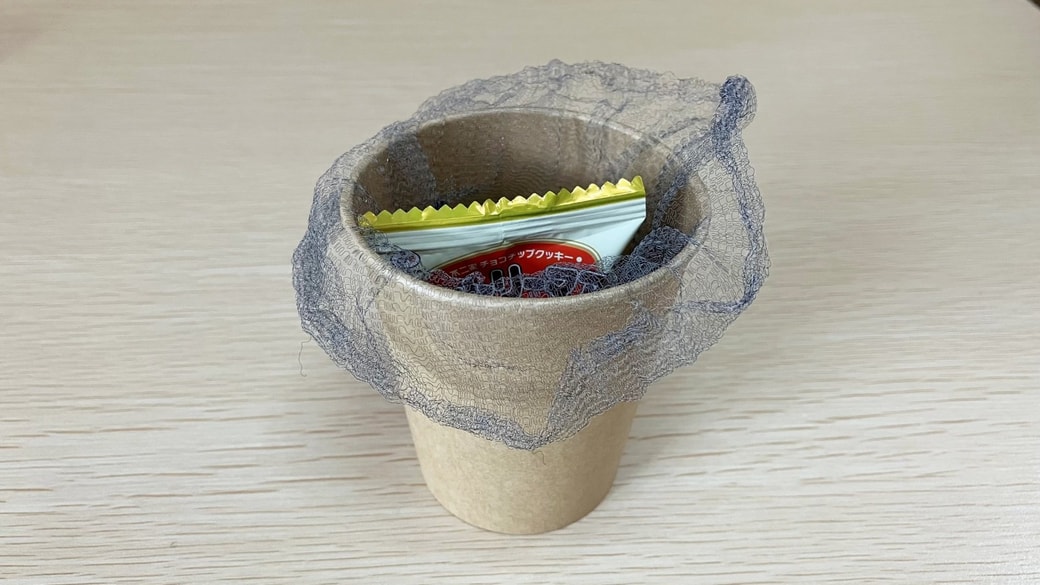 お菓子を入れた紙コップ