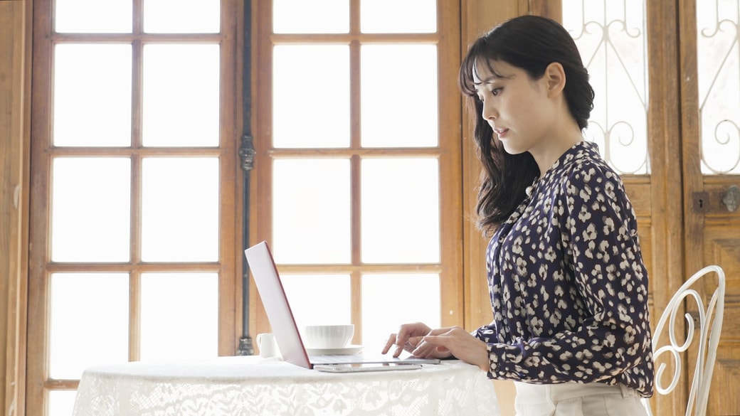 PCに向かう人