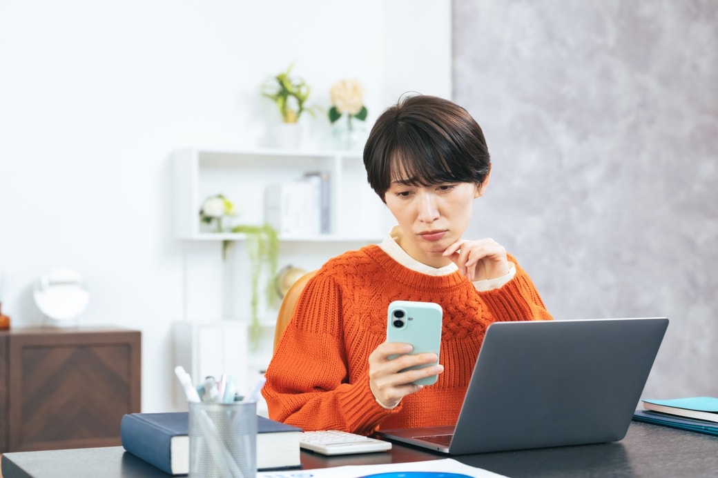 PC、スマホを見る人