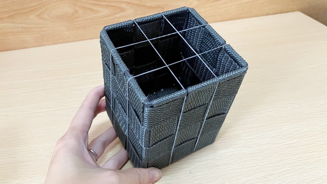 輪ゴムで仕切りを作ったペン立て