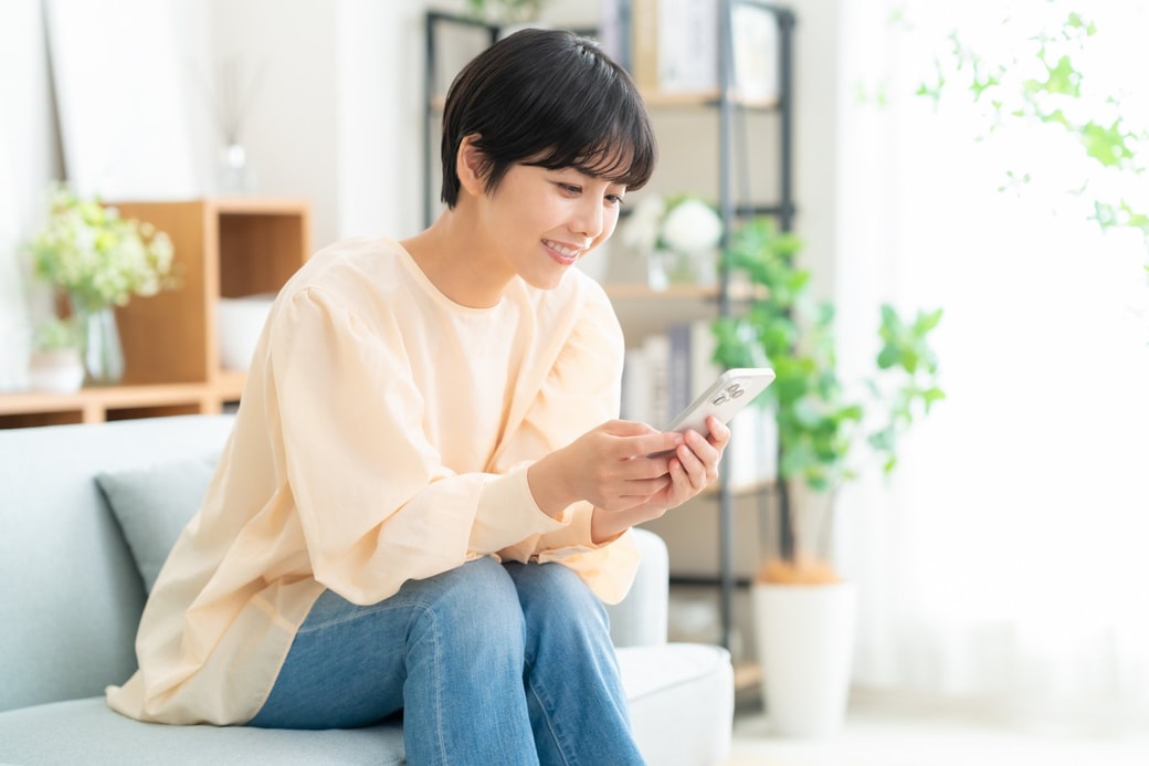 スマホを見る人
