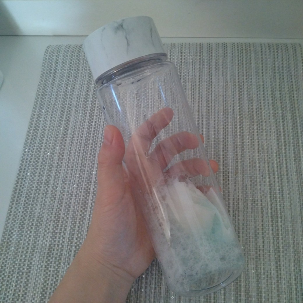 洗剤と水が入った水筒