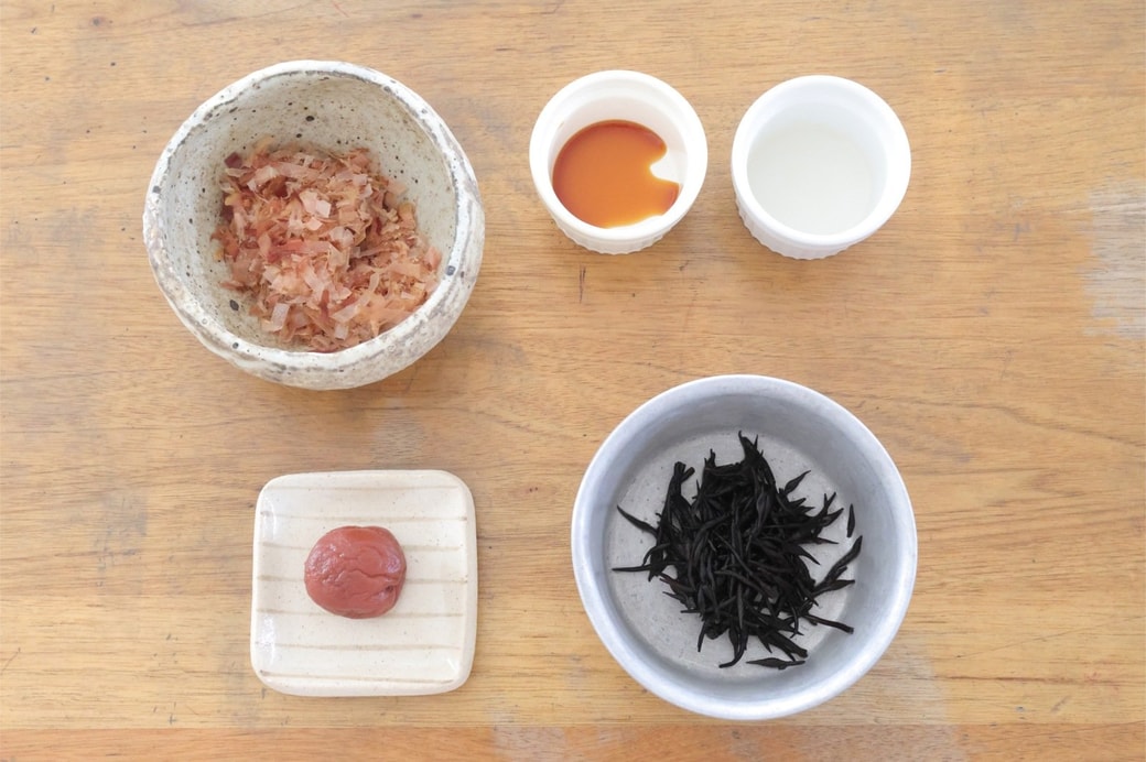 「梅とひじきのおかかおにぎり」