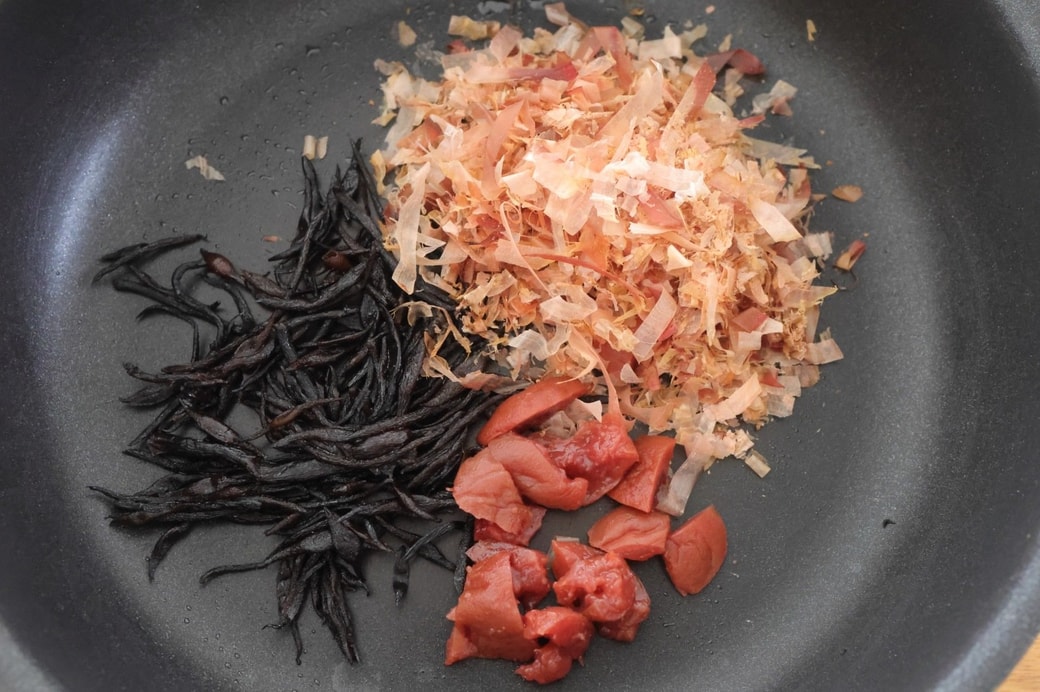 「梅とひじきのおかかおにぎり」