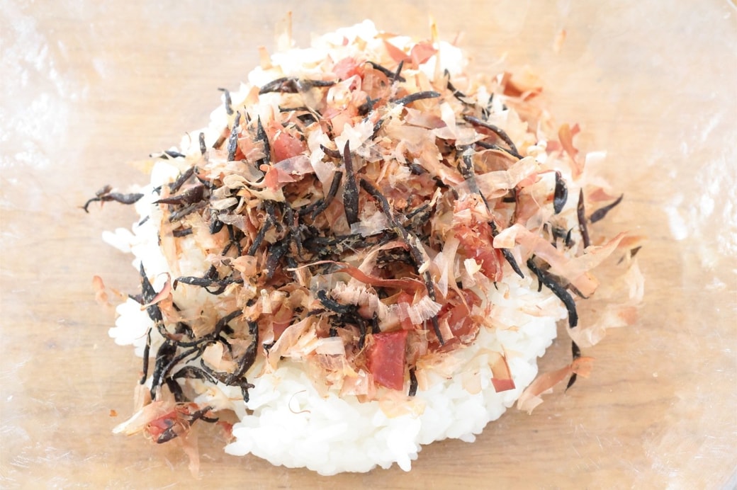 「梅とひじきのおかかおにぎり」