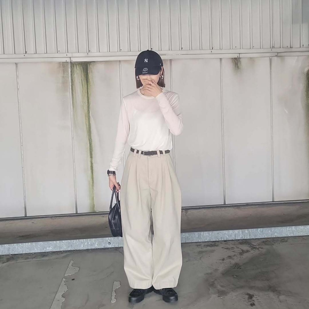 帽子、靴、バッグを黒でまとめると全体の印象がスタイリッシュに。