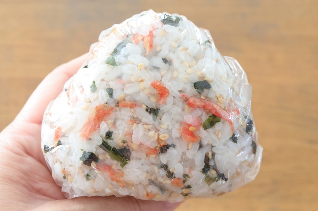 「わかめとエビとごまのおにぎり」