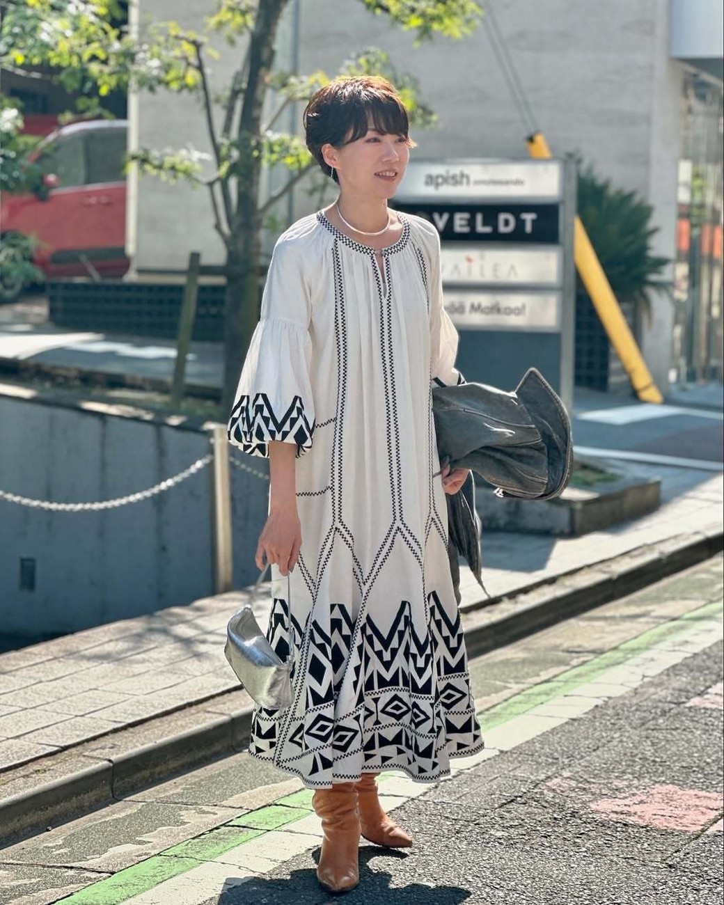 ふわっとしたシルエットながら、縦に入ったラインでスレンダーに見せる効果あり。