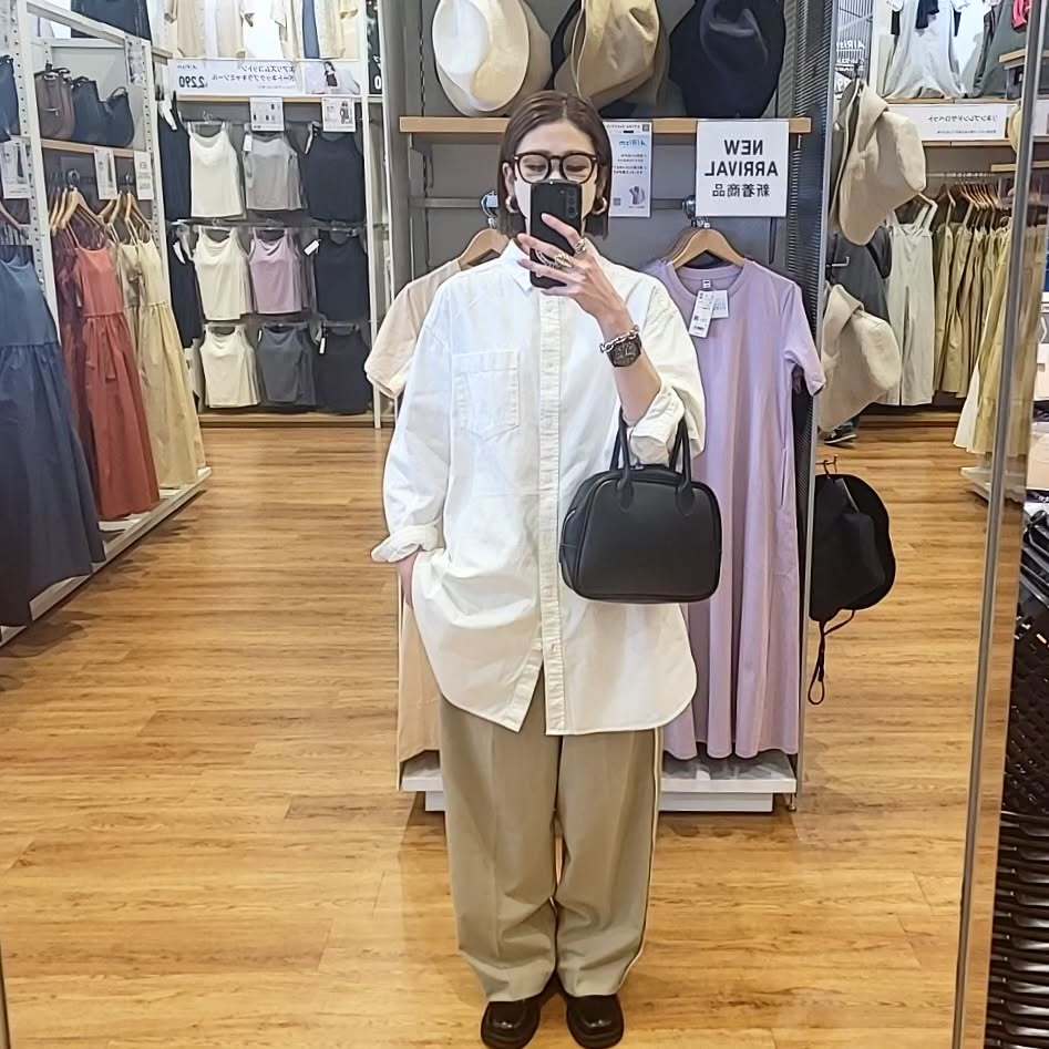 あえてオーバーサイズのシャツを着ることでこなれ感と体型カバーが同時に叶う。