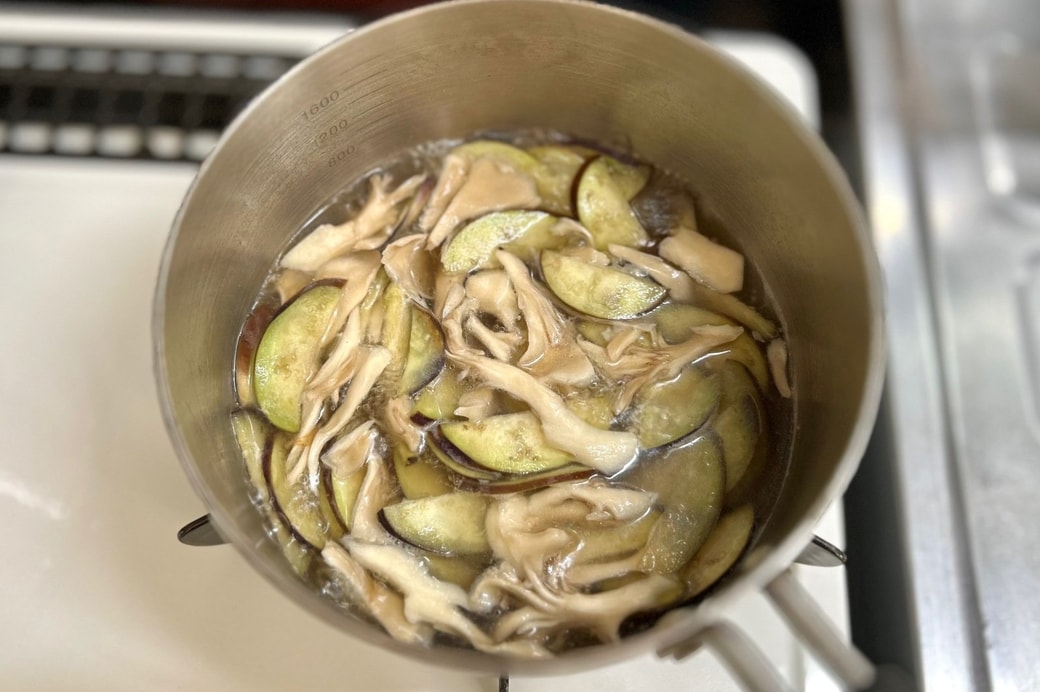 具材を煮る