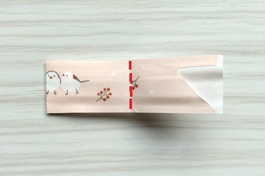 中心に折り目をつける