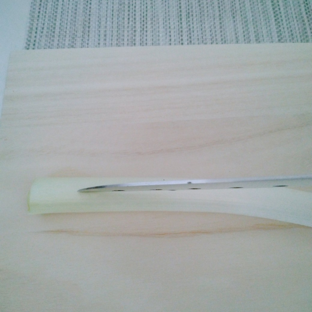 長ネギに切り込みを入れる人