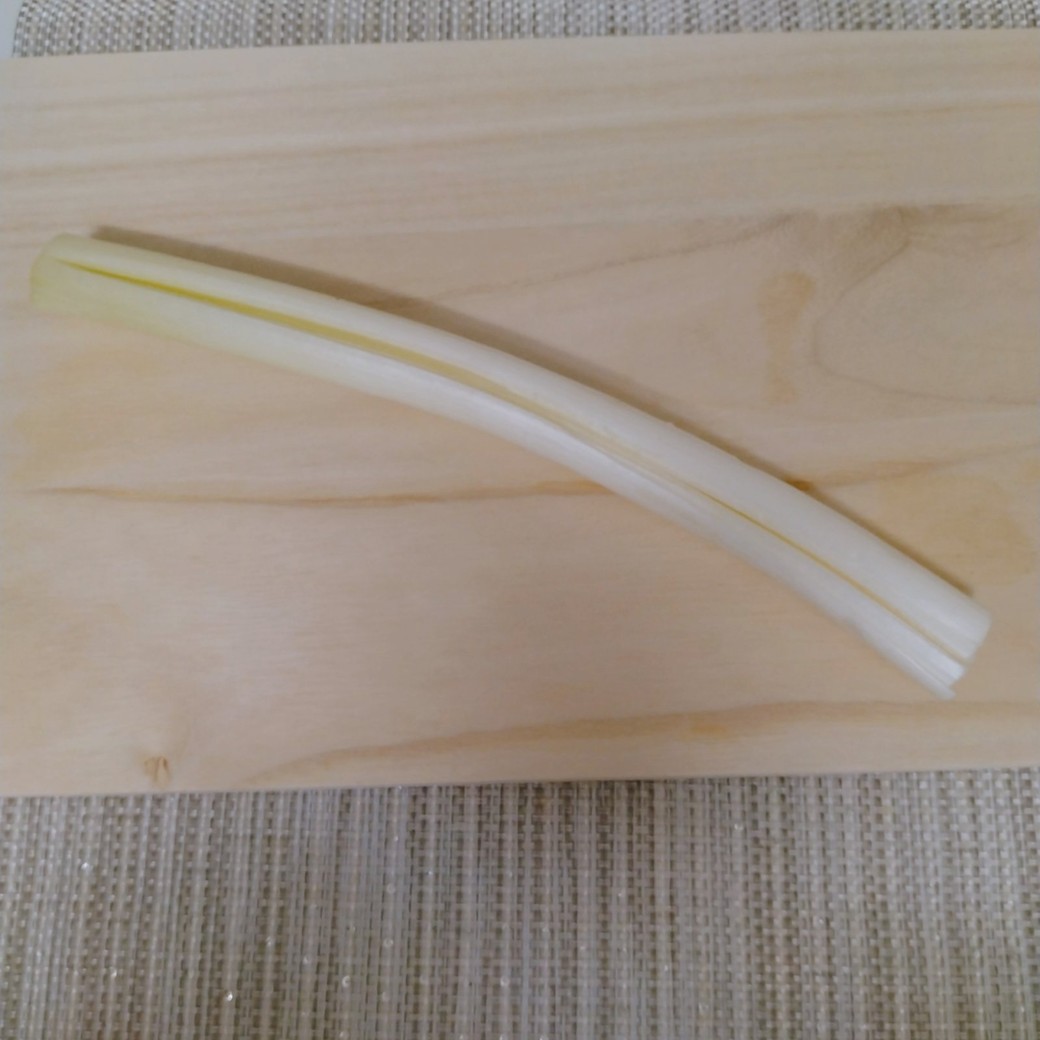 切り込みを入れた長ネギ