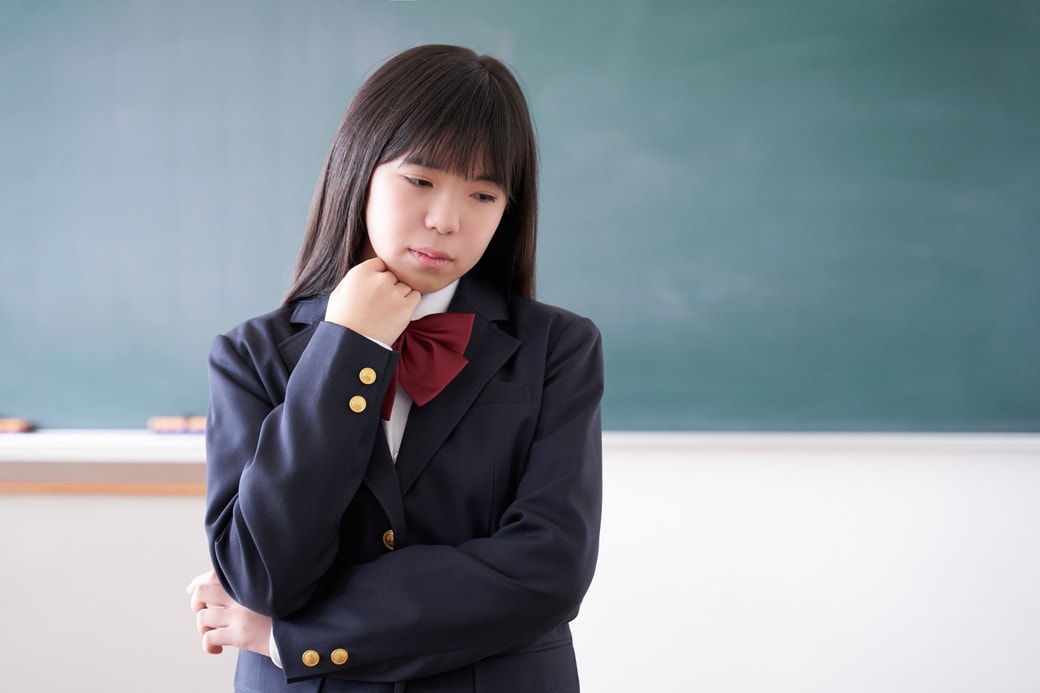 悩む学生