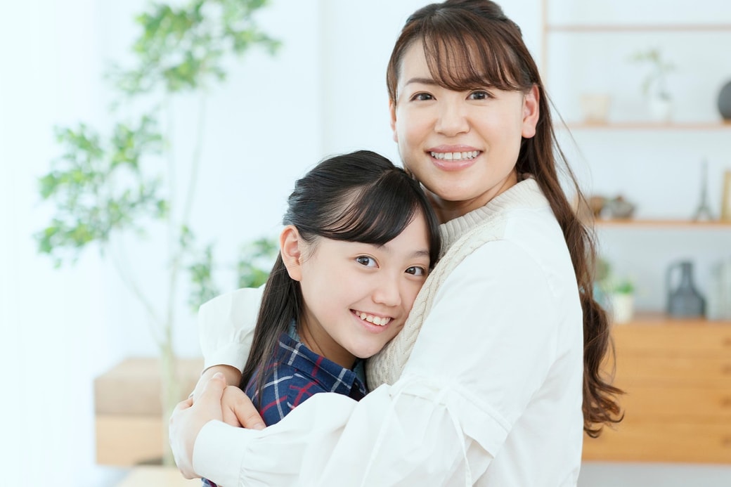 抱き合う親子