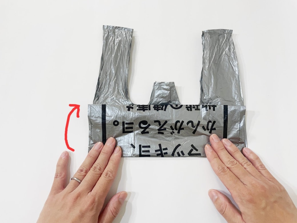 さらに半分に上に折る
