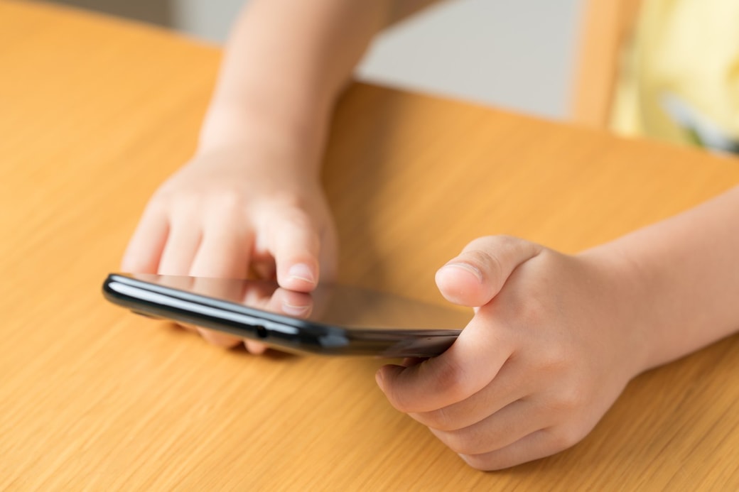 スマホを持つ手
