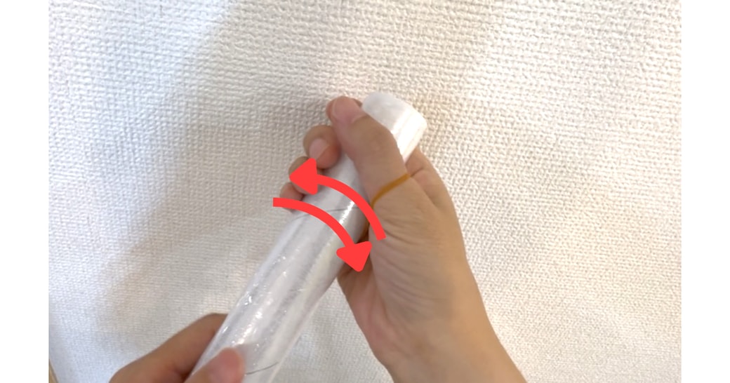 輪ゴムをつけた手でラップを握る様子