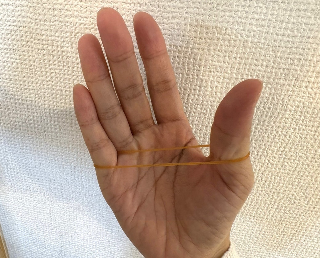 指に輪ゴムを引っかけた様子