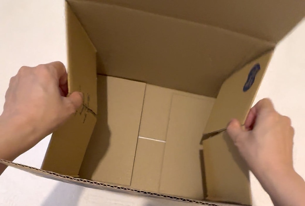 段ボールを織り込む様子