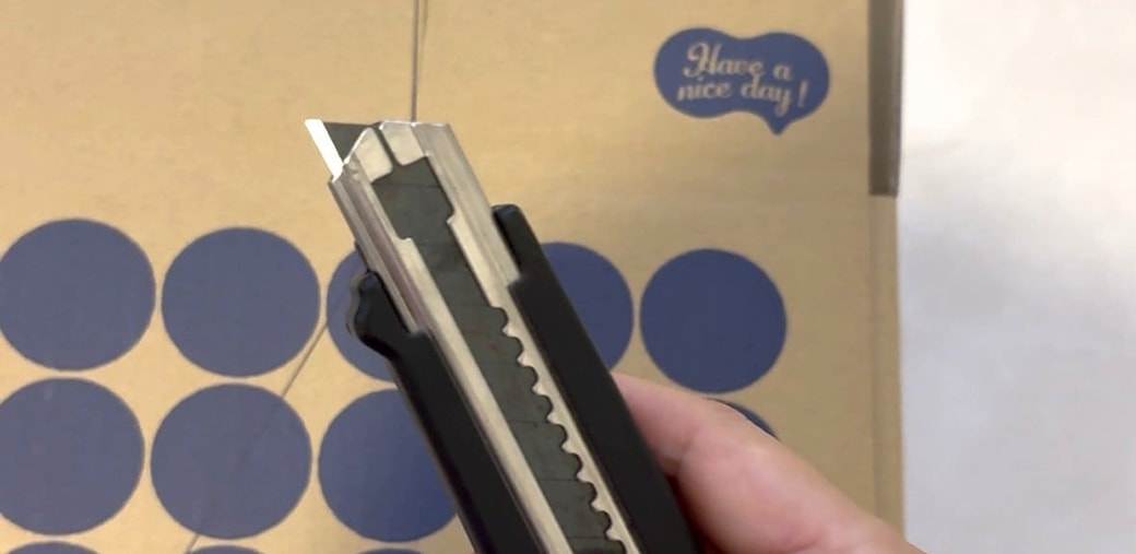 カッターの刃を少しだけ出した様子